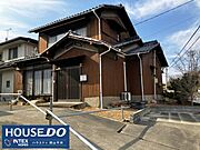 木の温もりが感じられる落ち着いた外観。陽当りも良く、小さなお子様とのお庭遊びや、家族でのんびり過ごす休日にぴったりな、温かみあふれる住まいです！