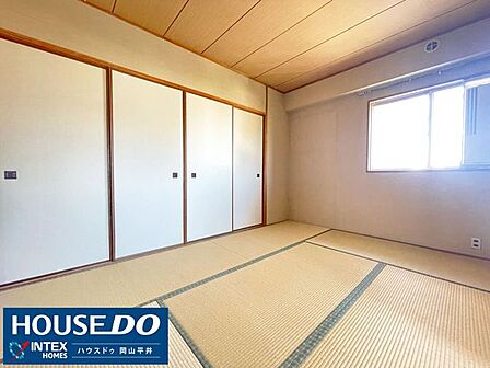 い草の香りに包まれる心地よい和室！畳は小さなお子様のお昼寝や遊ぶスペースにも安心です。押し入れ収納もたっぷりで、家族の思い出もスッキリ収まりますね♪