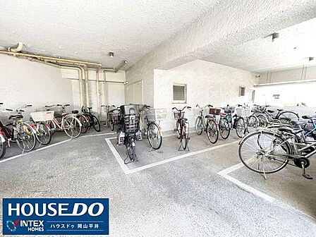 しっかりと屋根で覆われた駐輪場！大切な自転車を雨風からしっかり守れるのが嬉しいポイントです。お子様の通学用や日々のお買い物用自転車も安心して置けますね♪