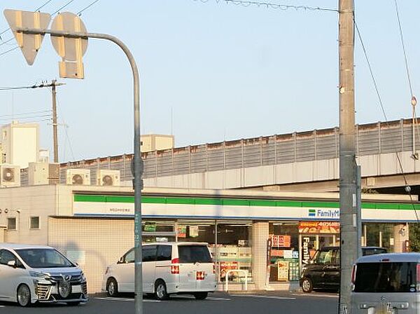 画像9:【コンビニエンスストア】ファミリーマート　岸和田中井町東店まで751ｍ