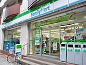 ファミリーマート新宿中央公園店 416m