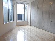 片側の壁がコンクリート打ちっぱしです。