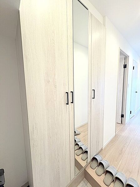 ミラー付きで重宝するシューズクローゼット 容量もたっぷり入ります