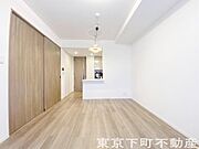 爽やかな風と陽光を感じられる居心地の良いリビングです。※AIによる家具消し加工を行っております。