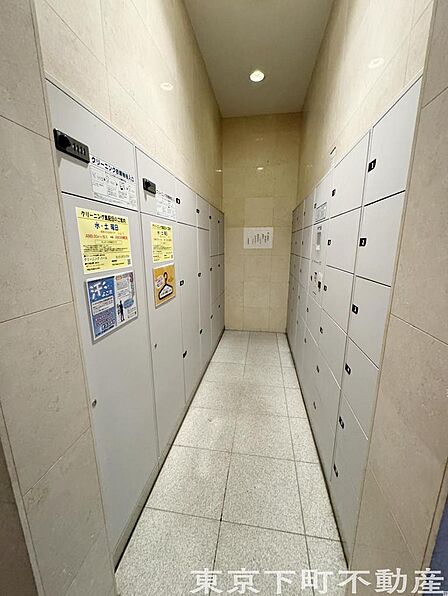 不在時でも荷物を受け取れる宅配ボックスを完備。共働きや外出が多いご家庭でも、再配達の手間なくスムーズに受け取れます。