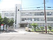 城東小学校まで850メートル