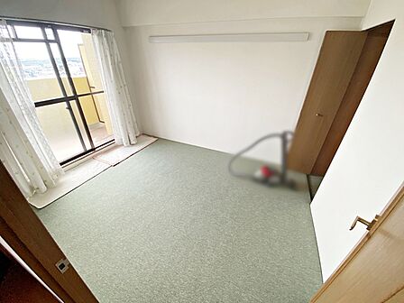 【南側洋室】南向きでバルコニーに面し、明るく過ごしやすいお部屋です