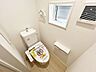 トイレ：【トイレ】 1階・2階ともにシャワー機能付きトイレを設置しています。小窓付きのため換気もしやすく、空気の入れ替えがスムーズに行えるのもポイント。