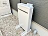 外観：蓄電池を備えており、電気を効率よく活用できます。日中に蓄えた電力を夜間などに使用できるため、ライフスタイルに合わせたエネルギー活用が可能となり、日々の暮らしの安心感と利便性を高めてくれます。 