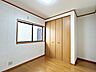 子供部屋：【洋室5帖】 お子様にとっての初めての「自分の部屋」としても使いやすく、学習机やベッドの配置もしやすい広さがあります。将来的には個室としても使いやすく、生活スタイルの変化にも対応しやすいのが特徴です。