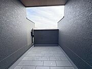 奥行きや幅のあるバルコニーは、2.3階で使い分けて利用できます。プライベートな屋外スペースとして使うのもおススメです。