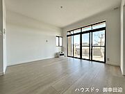 ■安らぎと笑顔の中心地■陽光が優しく降り注ぎ、会話が自然と弾む。ここでは、毎日が特別な時間へと変わります。