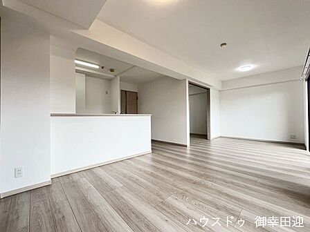■安らぎと笑顔の中心地■陽光が優しく降り注ぎ、会話が自然と弾む。ここでは、毎日が特別な時間へと変わります。