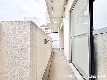 ■空の下の開放的な特等席■日光浴や読書、外の空気を感じながらリフレッシュ。暮らしを豊かにする、もう一つの心地よい空間です。