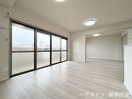 ■安らぎと笑顔の中心地■陽光が優しく降り注ぎ、会話が自然と弾む。ここでは、毎日が特別な時間へと変わります。