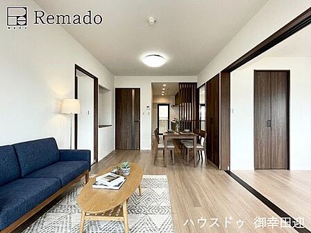 ■家族の笑顔が集う中心地■お気に入りの家具を迎え、窓からは心地の良い光が差し込みます。※CGで家具を配置しています。