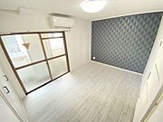 白基調のお部屋に映えるアクセントクロス☆