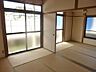 リビング/ダイニング：6畳の和室が2部屋あります