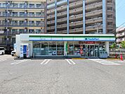ファミリーマート（225m）