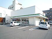 ファミリーマート（450m）