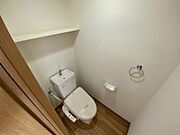 洗浄便座付き．棚が便利です