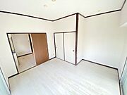 明るいホワイト調のフローリングに！