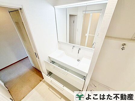 ウイルスをなるべく室内に持ち込まないよう、帰宅後、すぐに手洗い・うがいが出来る洗面スペース。