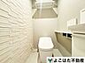 トイレ：トイレは住まいの基本性能が問われる場所。壁や床の汚れが落ちやすく、掃除の手間を少なくできる仕様により、いつでも衛生的に保つことができます。日々の暮らしに寄り添い、清潔で快適な時間を届けます。
