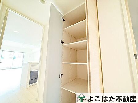 各所に収納スペースを設けているため、お洋服、家事用品、仕事道具など、場所を分けて綺麗に整理整頓が可能!