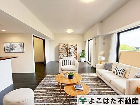 広々としたリビングには大きな窓があり、たっぷりの日差しで明るく開放感があり、家具の配置にも配慮された快適な設計です！※家具はCGによるイメージです。販売対象には含まれません。