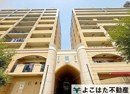 南向きの立地と光を取り込む工夫を施した外観で、明るく風通しの良い空間を実現。太陽の光が暮らしに彩りを添えます。