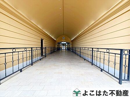 高級感のある明るく清潔な共用廊下です。しっかりと管理が行き届いており、日々の移動も快適に行っていただけます。居住者のプライバシーと安心感に配慮された開放的な空間設計です。