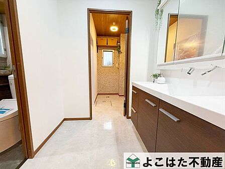 広々とした洗面室を中心に、浴室・トイレ・室内洗濯機置場をまとめた使い勝手の良い水まわり。各設備への移動がしやすく、毎日の生活動線もスムーズ!ゆとりある空間はご家族みんなが快適に使えます!