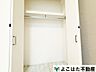 収納：大容量のクローゼット。かさばるダウンジャケットや丈の長いコートなどを収納してもまだまだ余裕があります。
