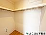 収納：物が増えがちなリビングにも収納があるので、居室空間がスッキリします。