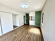 アッシュブラウンの床にグレーの壁紙が◎