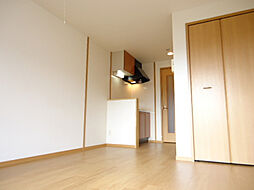 ランド・マーク・円蔵 305 3階ワンルームのリビング/ダイニング