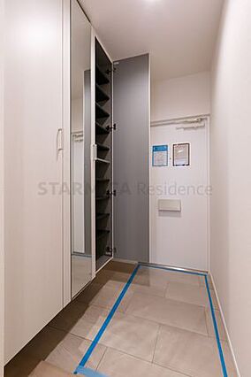 玄関にも充実の...
