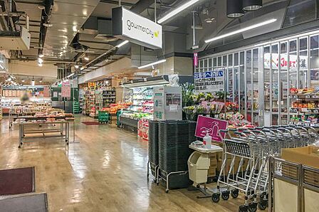 グルメシティ新神戸店 徒歩5分。 390m
