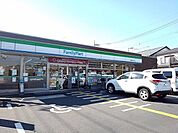 ファミリーマート草加旭町二丁目店 371m