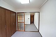 洋室からダイニングキッチンを撮影