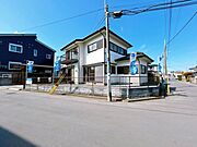 【リフォーム済み】現地外観の写真。角地のため、開放感がありますね。