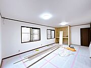 【内外装リフォーム中5/28更新】2階南側13帖洋室　この部屋も天井と壁のクロスを張り替えて、フローリングを重ね張りします。収納もクローゼットを新品交換するので、きれいに仕上がります。