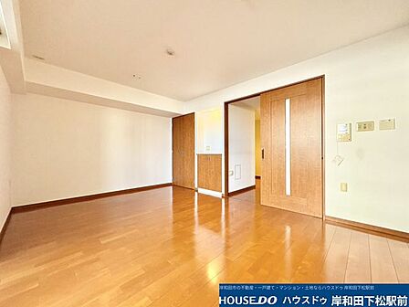 バルコニーに面した明るく開放感あふれるリビングです!艶やかなフローリングに柔らかな光が差し込む気持ちの良い空間。ご家族が集まり、ゆったりと団らんの時間を楽しむのにふさわしい心地よさがあります。