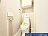 トイレ：清潔感と落ち着きのある雰囲気が漂うトイレです。便利な温水洗浄便座付きで、毎日快適にご使用いただけます。上部には収納棚も完備されており、トイレットペーパーなどをすっきりと片付けておくことができます！