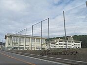 六人部中学校まで750メートル