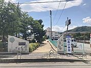 日高小学校まで2000メートル