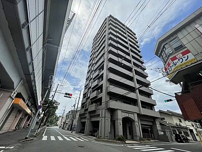 外観：城見町1丁目にある4LDKのマンション！福山駅まで徒歩約7分で通勤や通学に便利な立地です。コンビニなども徒歩圏内にあり、生活にも大変便利な場所にありますよ！内覧のご希望も承ります！