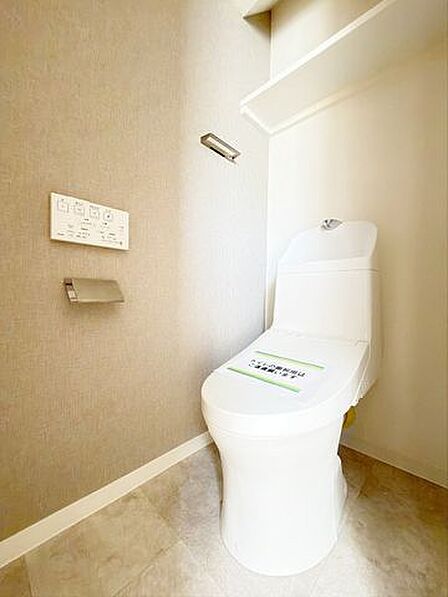 【トイレ】温水洗浄機付き便座で快適♪シンプルかつ清潔感のある空間に仕上がっています♪