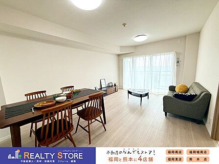 【居心地の良いリビング】一日の中で多くの時間を過すことになるリビングダイニングだからこそ、いつも穏やかな空間であることが必然。爽やかな通風と採光を存分に感じる事が出来る空間です。